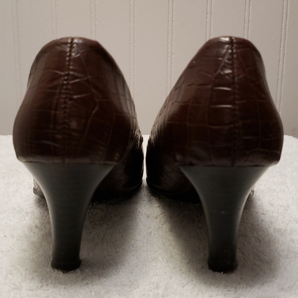 Merona faux crocodile dark brown pumps, 5.5 - Picture 5 of 10